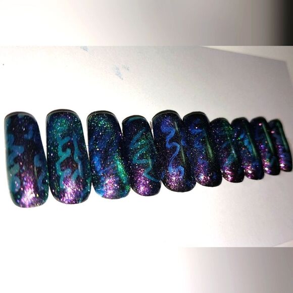 Hand crafted custom 10pc short acrylic press on nails - Picture 5 of 9